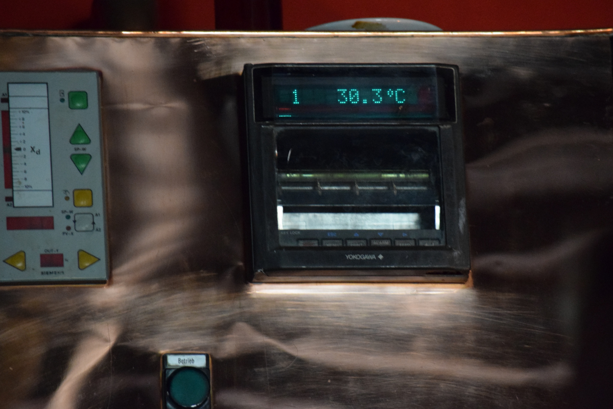 Recorder and controller for temperature control with a display of 30.3 degrees Centigrade 
